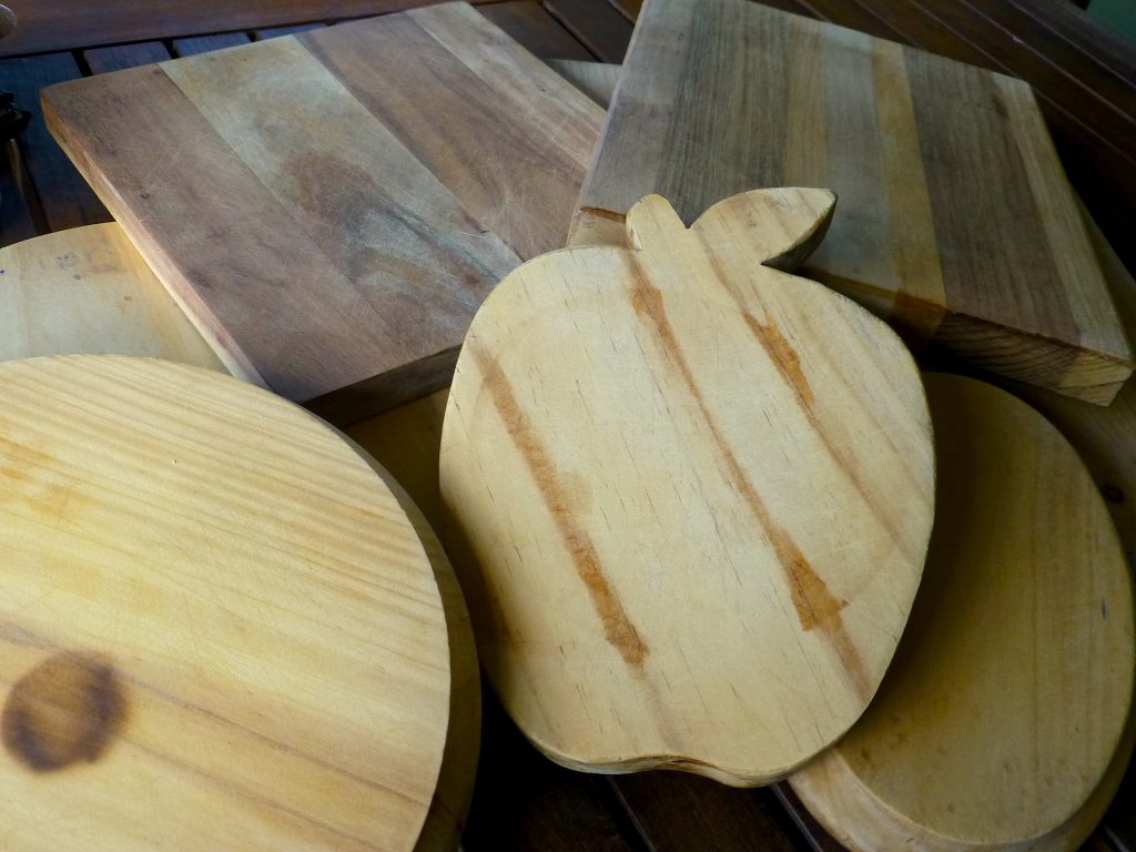 timber-chopping-boards-1-mango-hill-cottages-hill-of-promise-winery